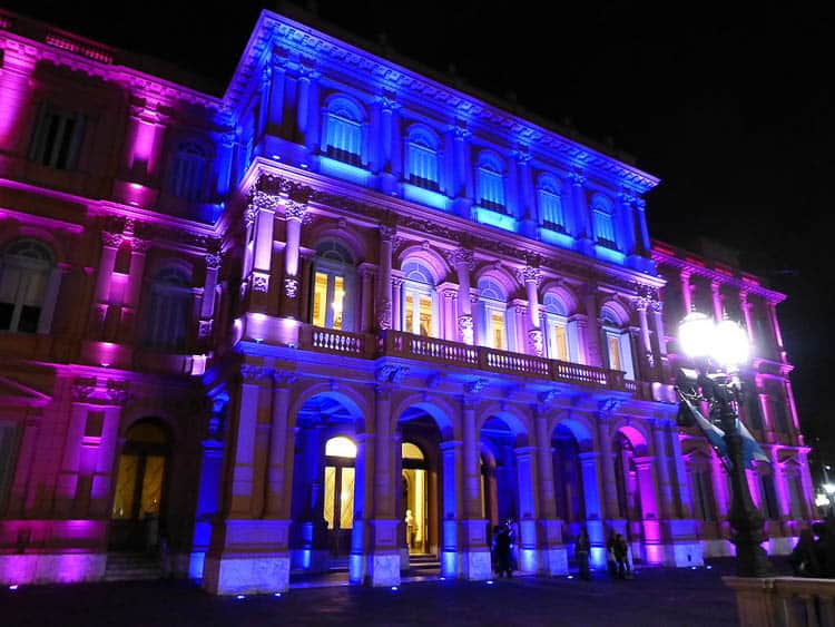 Buenos Aires - Monserrat - Frente de Casa Rosada sobre Rivadavia by Galio (Own work) [CC BY-SA 3.0 (http://creativecommons.org/licenses/by-sa/3.0)], via Wikimedia Commons | 8 Landscape Lighting Effects And How To Use Them | Whether you're looking for DIY landscape lighting ideas for your front yard, backyard or walkway, this list will help! It shows you lots of ways to use both low voltage and solar lights in your garden or patio.