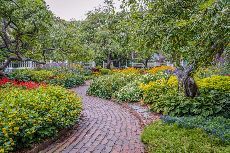 Brick garden path | © rabbitti - stock.adobe.com
