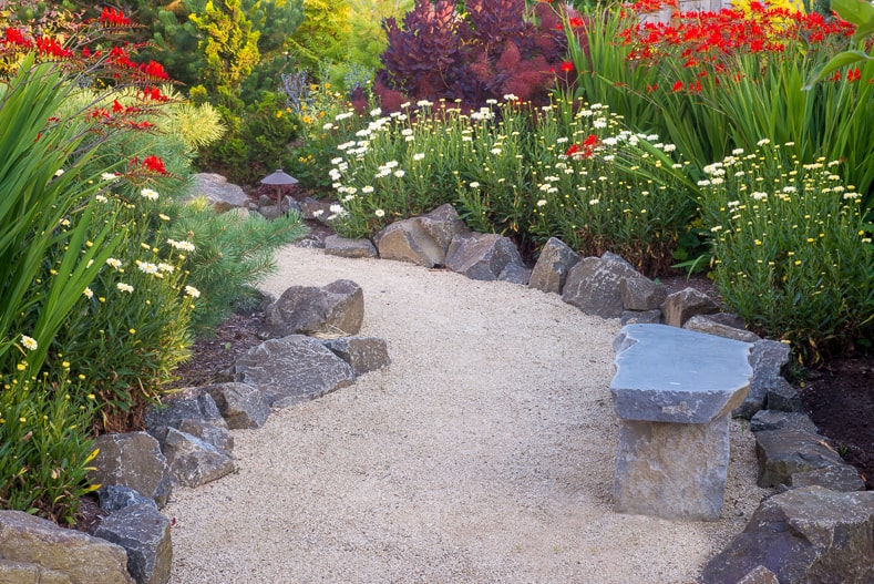 Gravel garden path edged with rocks | © Jamie Hooper - stock.adobe.com