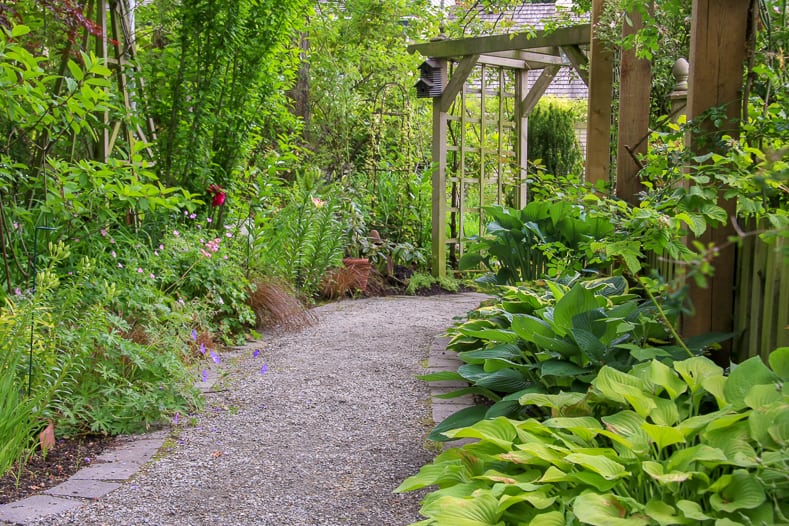 Gravel garden path | © Barbara Helgason - stock.adobe.com