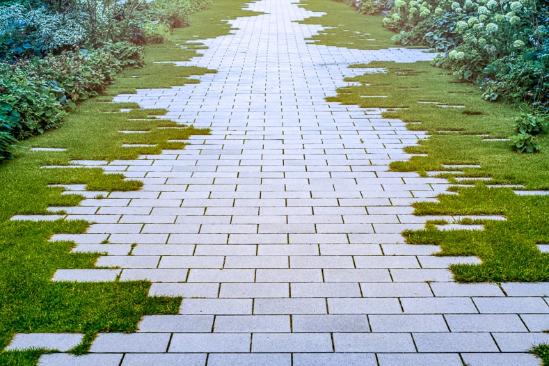 Paver garden path with grass | © hanohiki - stock.adobe.com