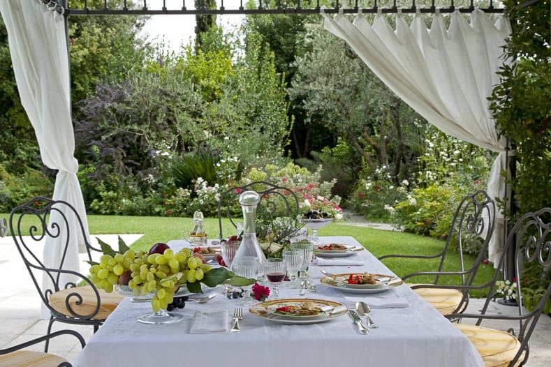 Private garden with brunch table ©#moreideas - stock.adobe.com
