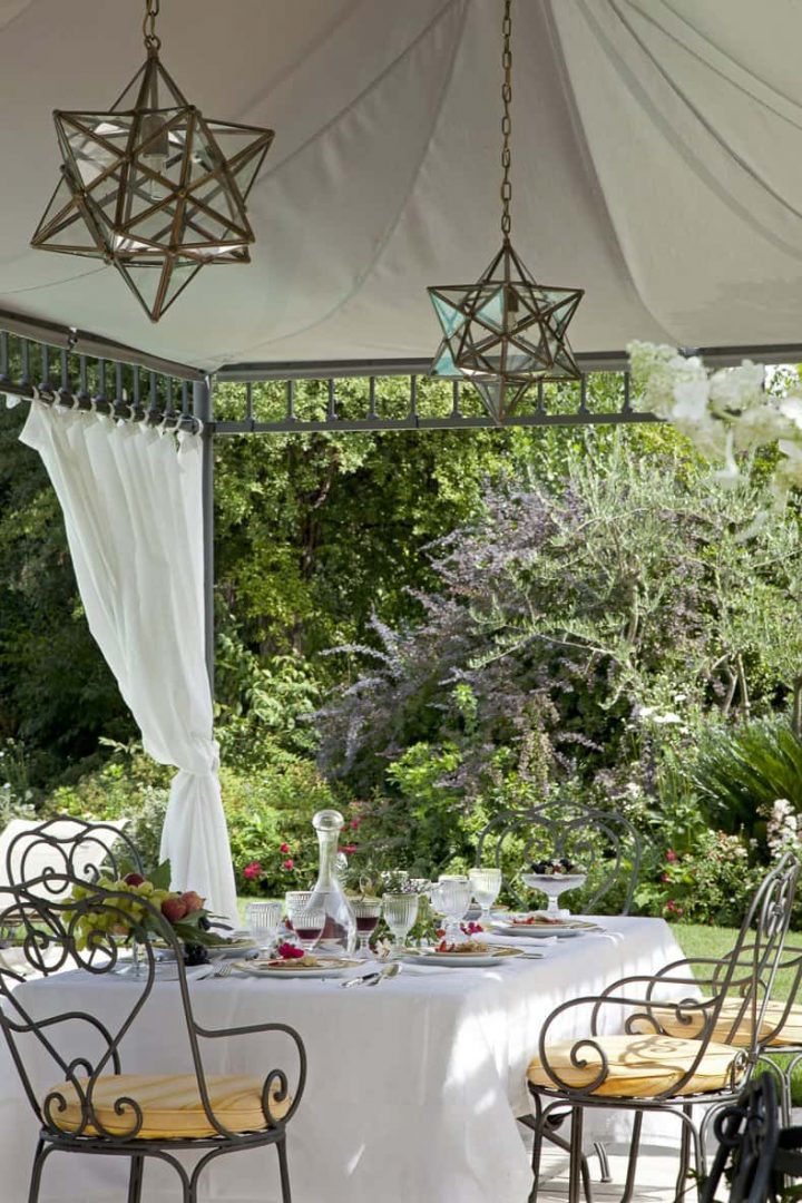 Outdoor brunch table under star shaped chandeliers in a gazebo ©#moreideas - stock.adobe.com