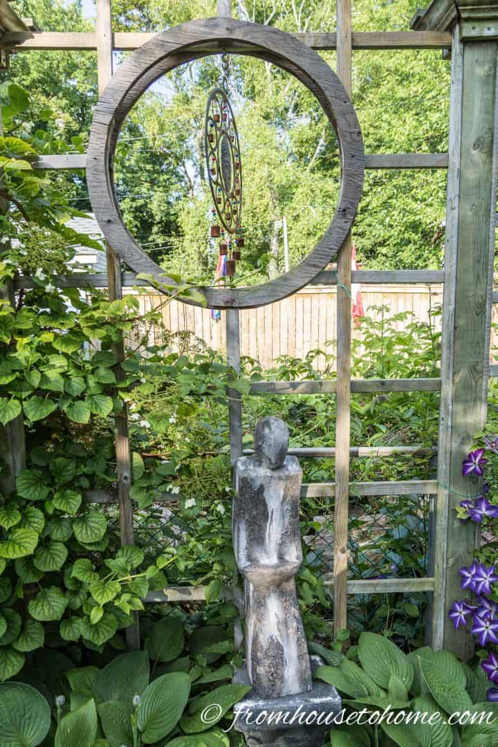 Latticework trellis with circle cutout