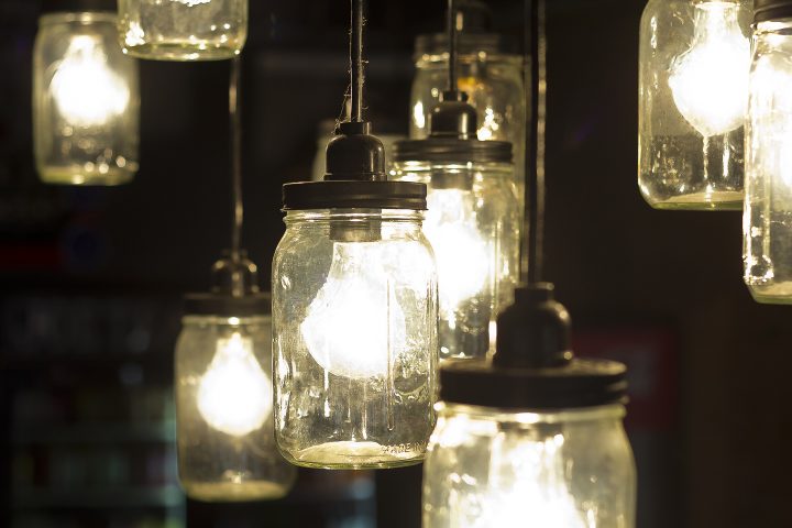 Outdoor mason jar lights ©Ezume Images - stock.adobe.com