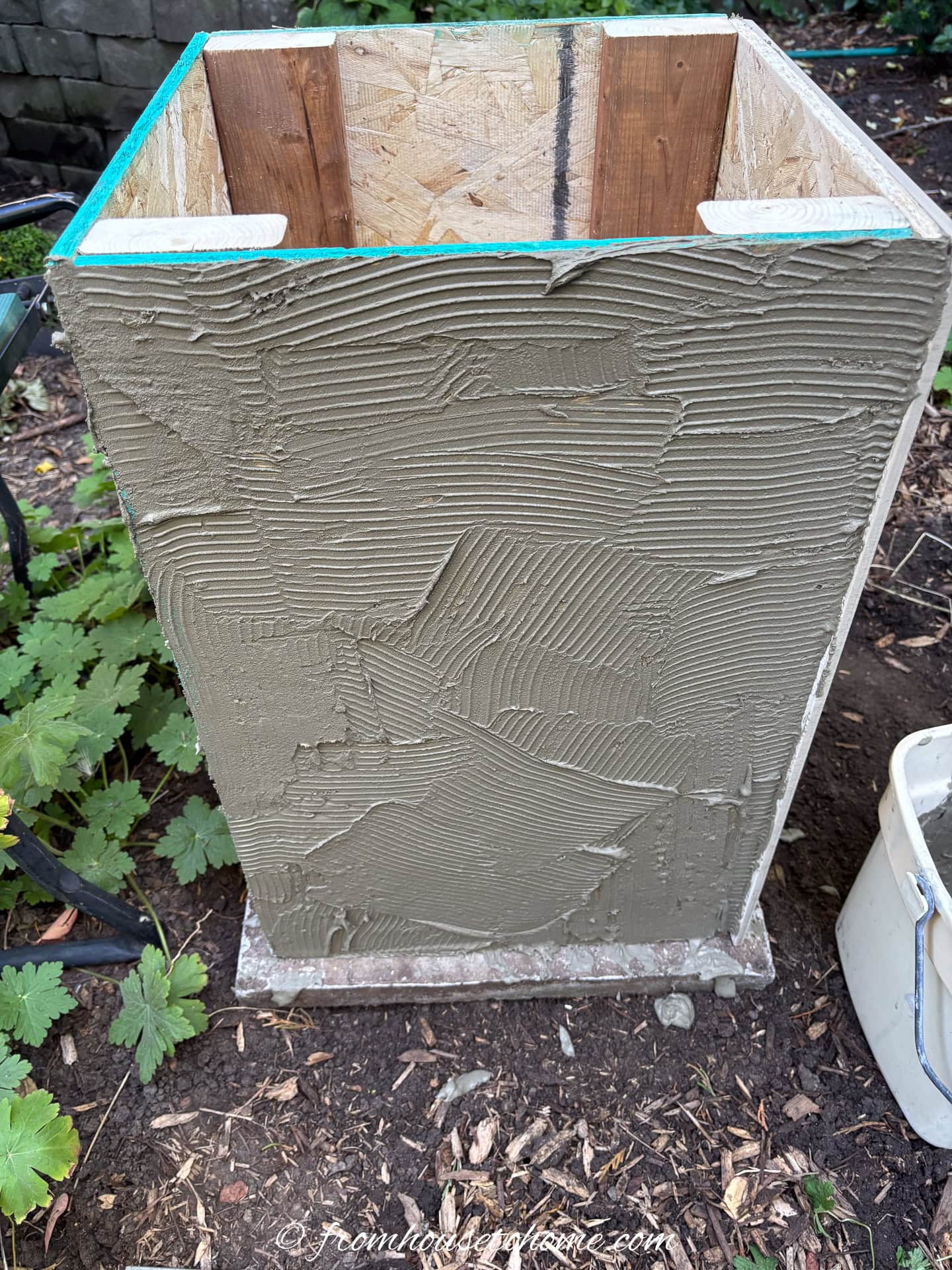 The side of the plinth with mortar
