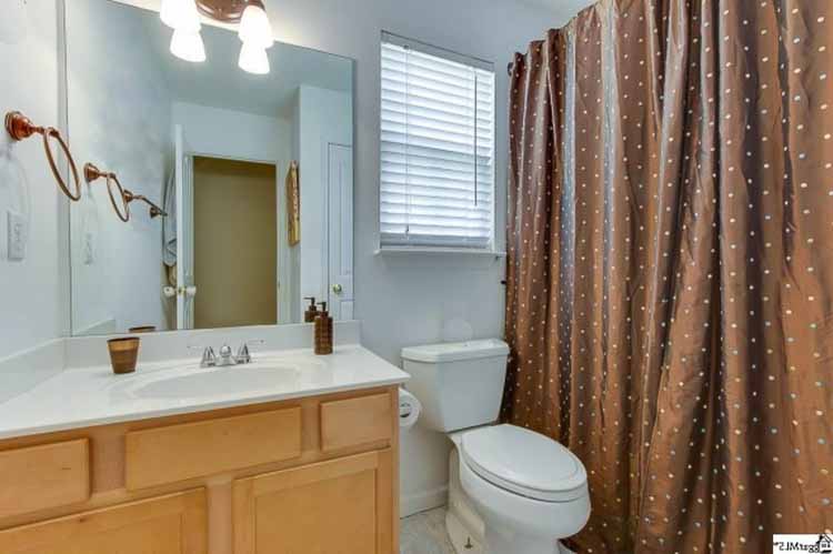 Guest Bathroom Before | How to Renovate a Small Bathroom on a Budget