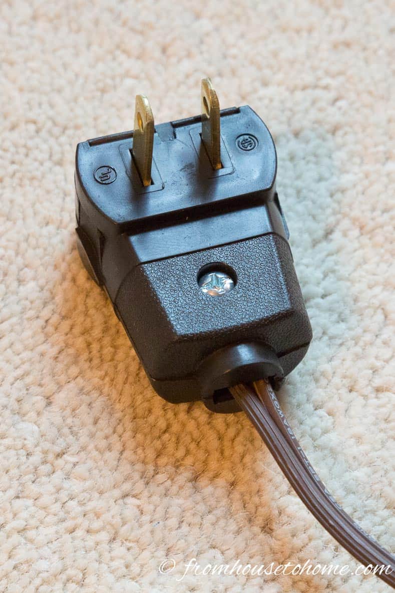Tighten the screw in the plug