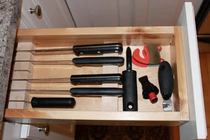 DIY Drawer Knife Rack by whilewearinghells.blogspot.com