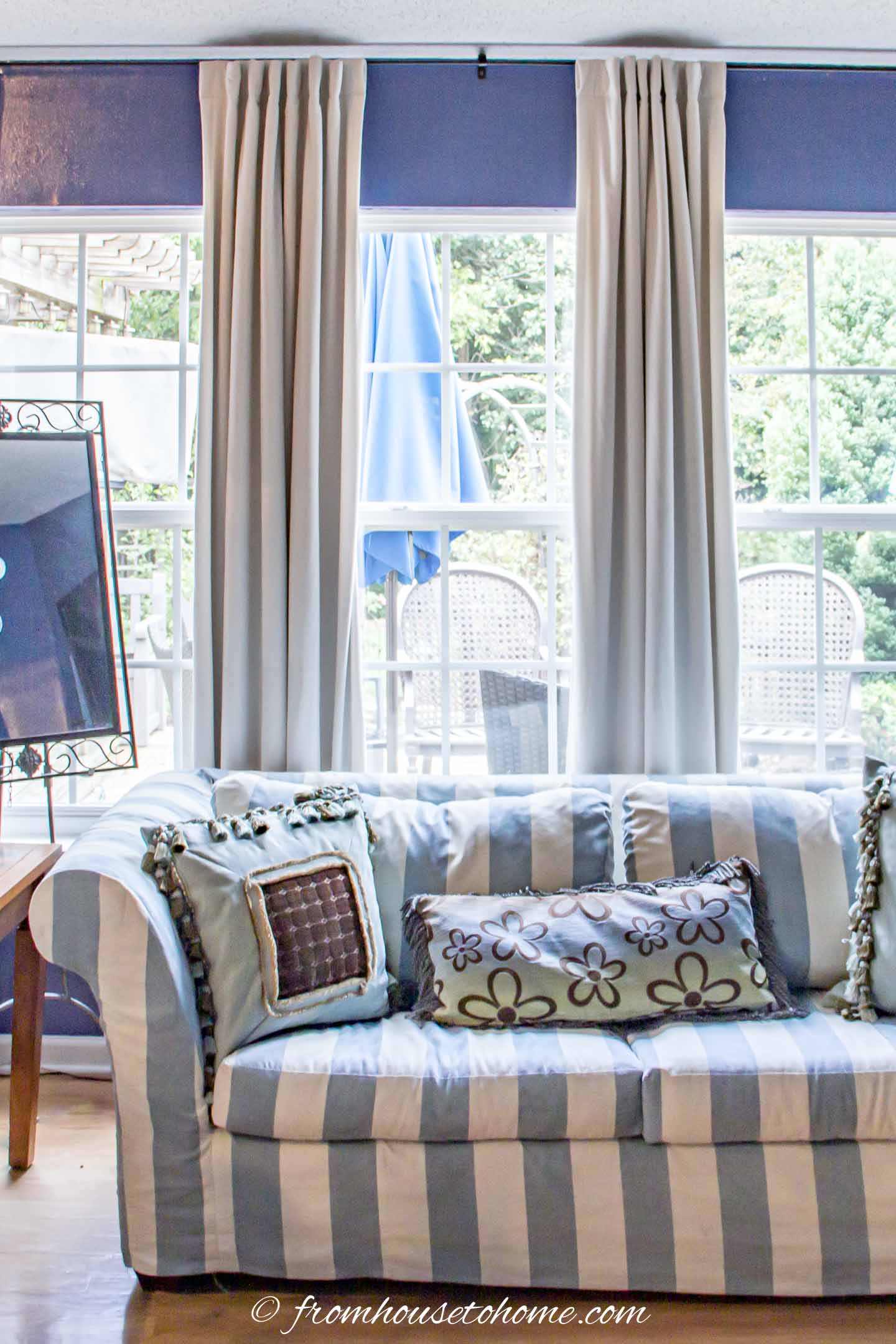 Living room with curtains up to the ceiling