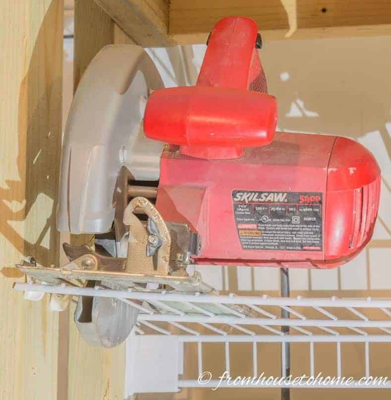 Fitting the blade of a circular saw through the wires keeps it upright | 7 clever wire shelving hacks that will get you organized | If you are looking for some DIY wire shelving hacks that are easy and inexpensive, this list of organization ideas will help you to repurpose those wire shelves.
