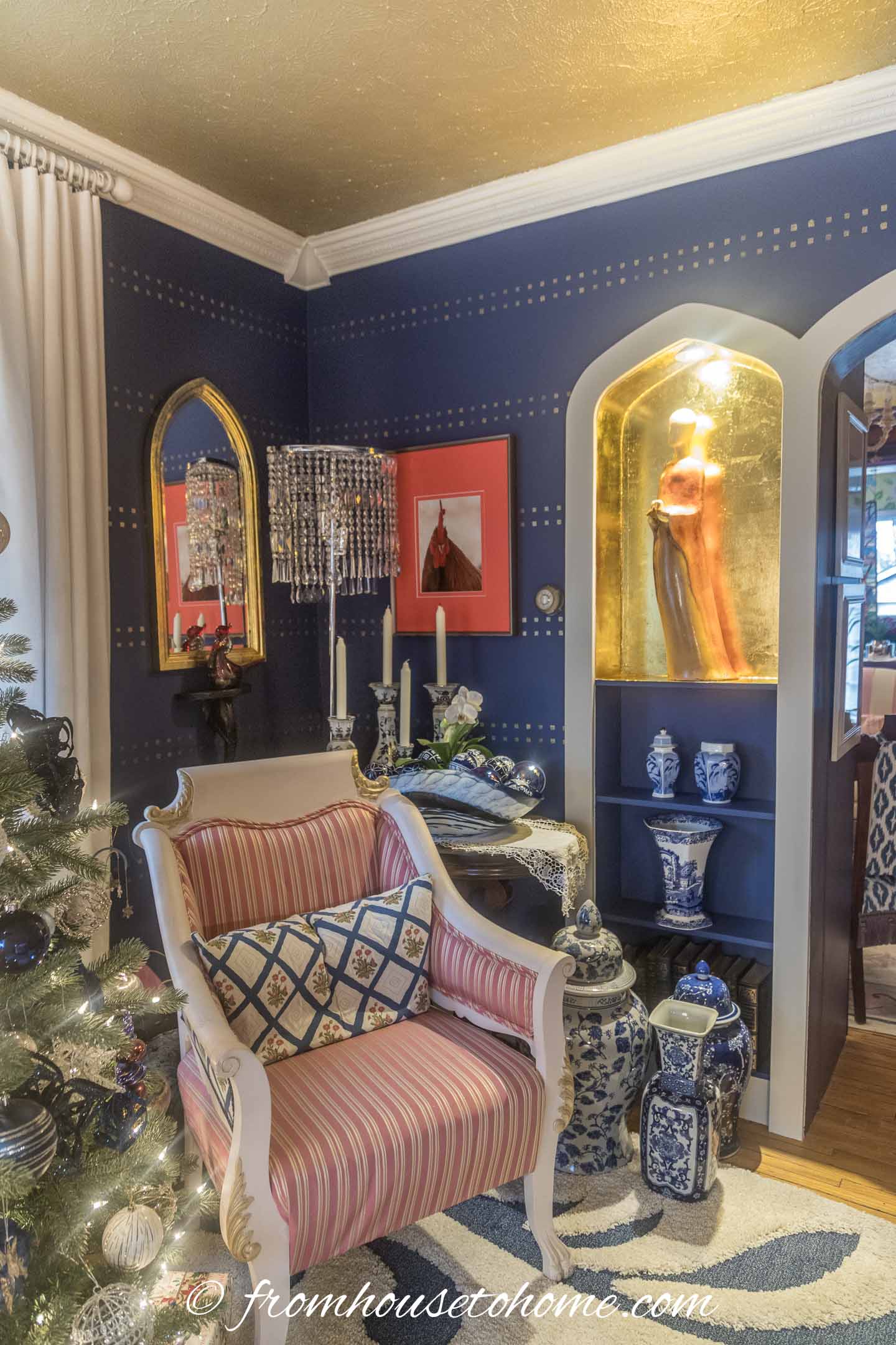 Blue and white living room with the ceiling painted gold