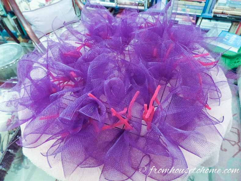 Attach one mesh bow to each pipe cleaner