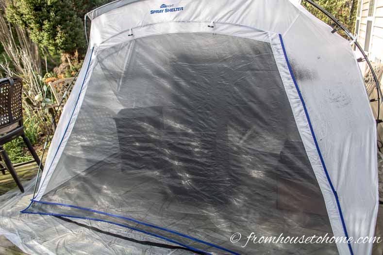 The fold down screen on the front of the tent keeps dust off the wet paint