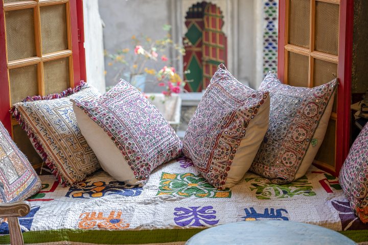 Color pillows on a window sill in India ©OlegD - stock.adobe.com