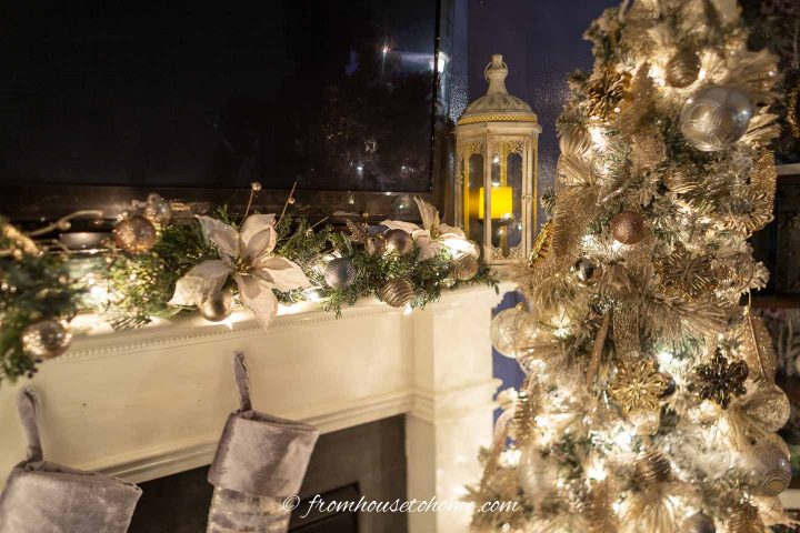 Uma lareira decorada para o Natal com uma guirlanda e uma árvore de Natal reunida ao lado dela