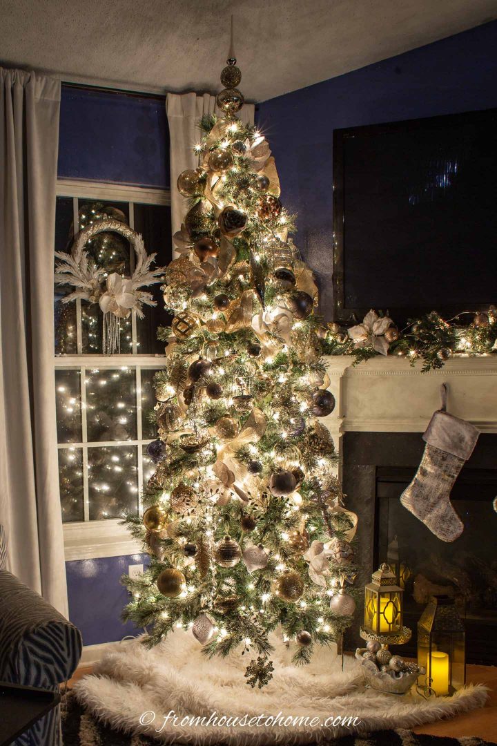 Metais mistos decorações para árvores de Natal em uma árvore de Natal à noite