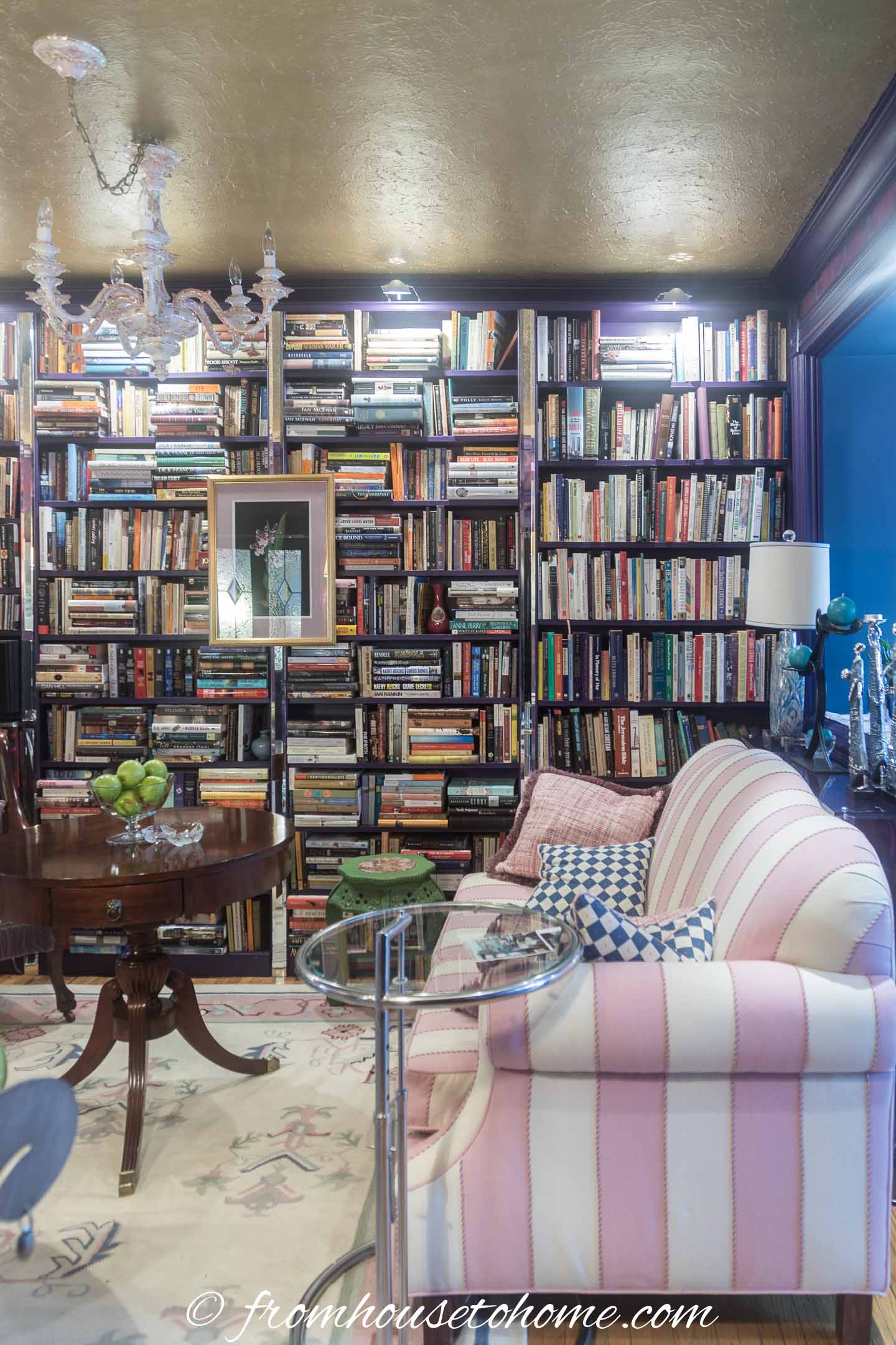 Living room with the ceiling painted gold