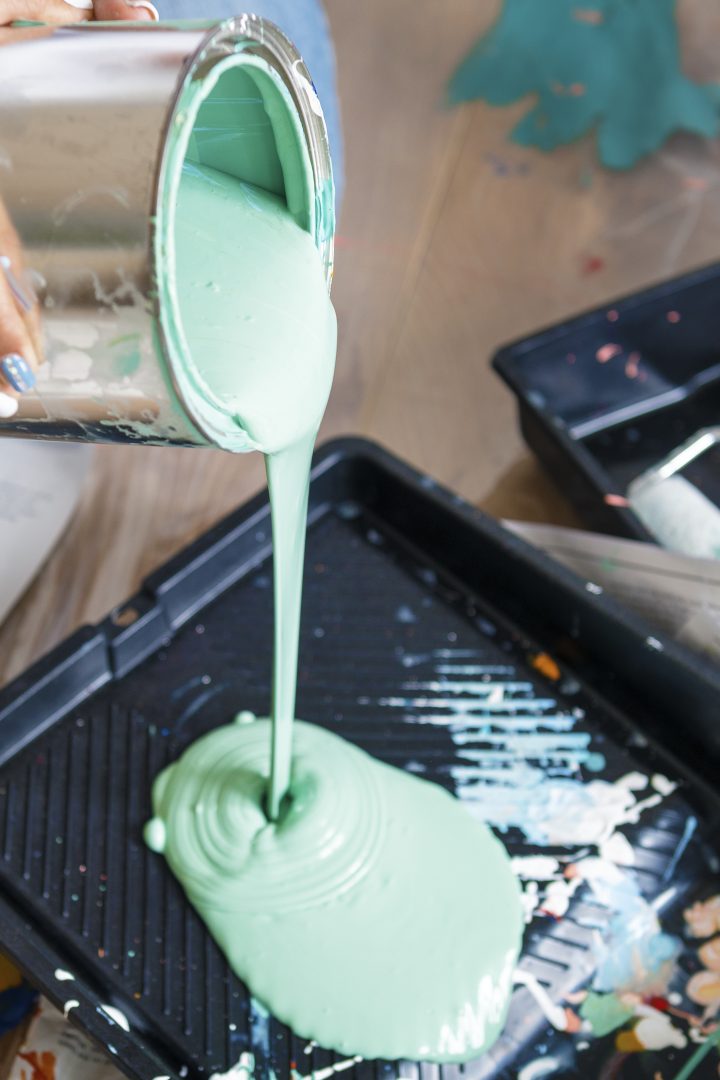 Paint pouring into paint tray ©Rawpixel.com - stock.adobe.com