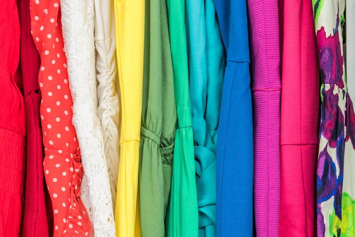 Dresses organized by color in a closet ©Maridav - stock.adobe.com