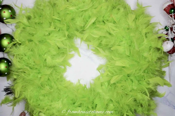 Forma de coroa de isopor coberta de penas verdes