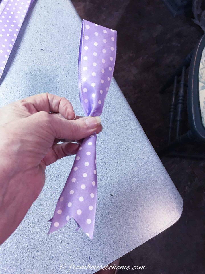 How to make a half bow from the ribbon