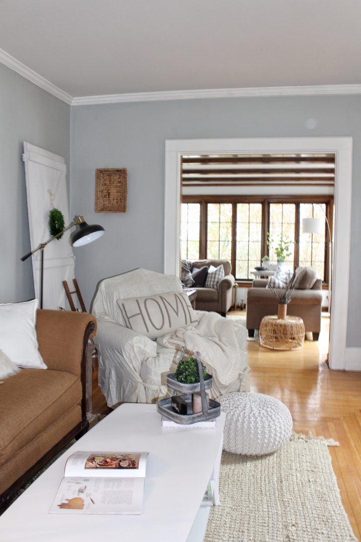 A farmhouse style living space with Berh Silver Marlin as wall color. (©aratariathome.com)