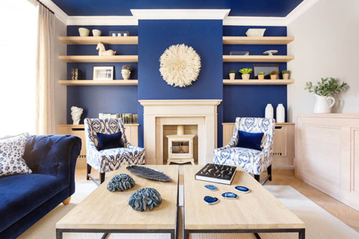 Living room with one dark blue wall and a dark blue ceiling