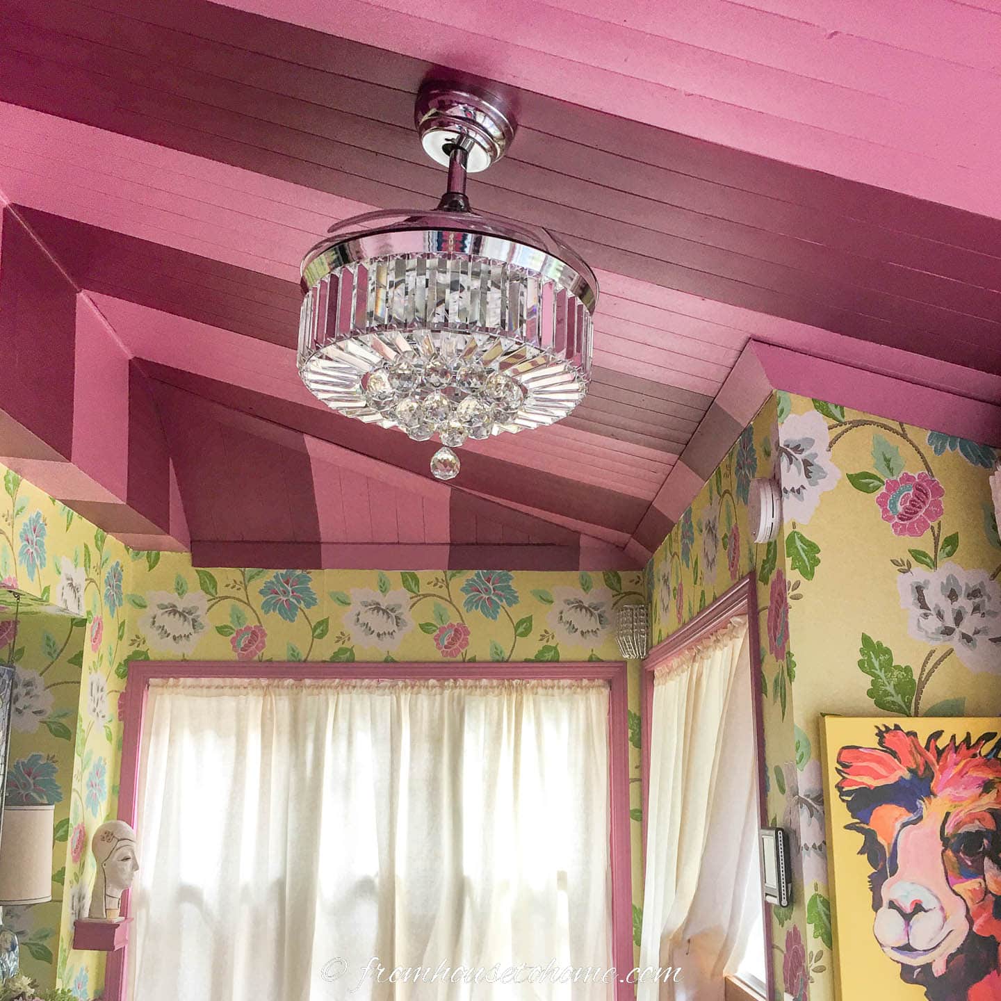 Crystal light fixture with a retractable fan in a colorful room