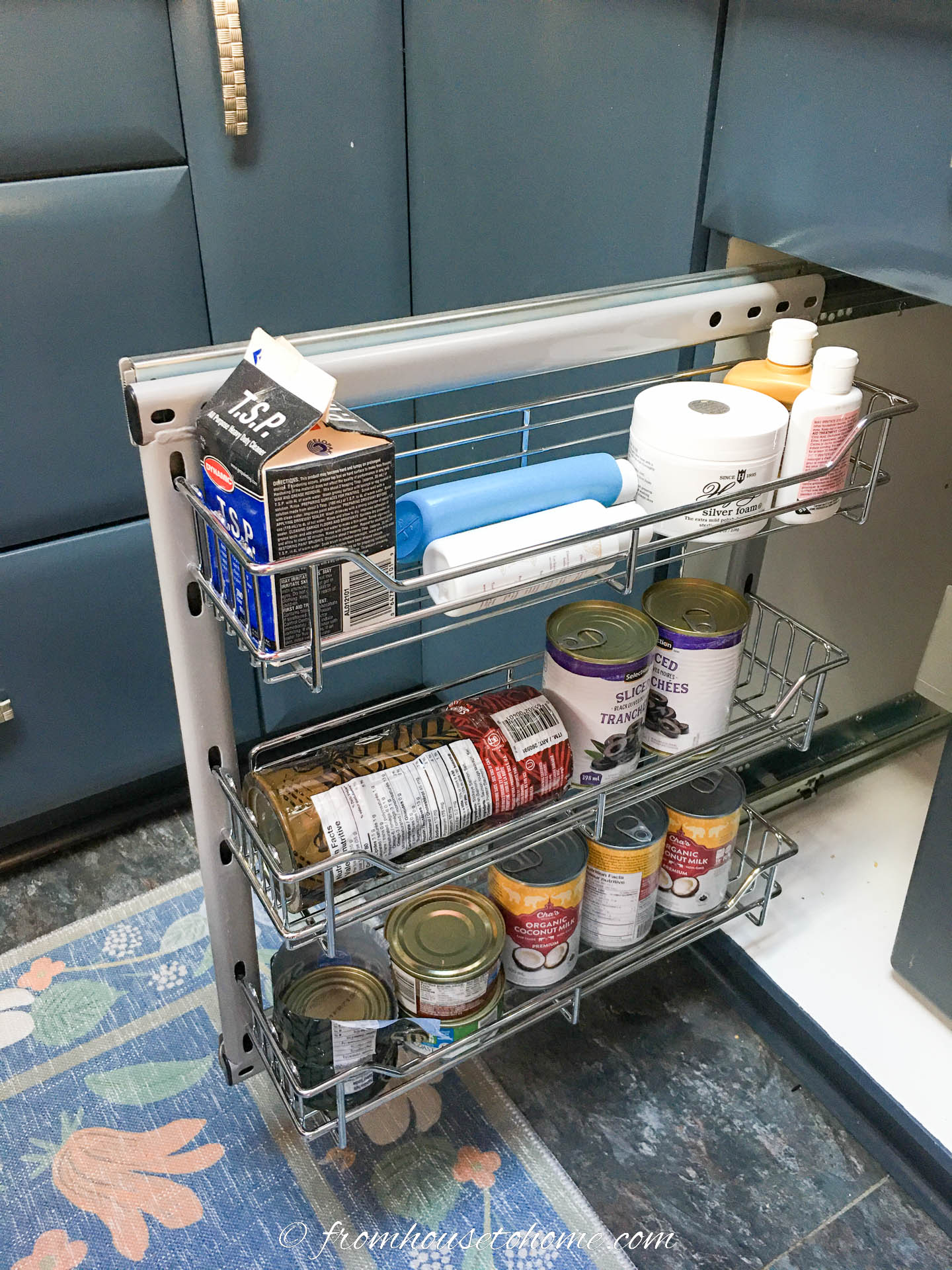 Side-mounted pull-out storage rack for cans