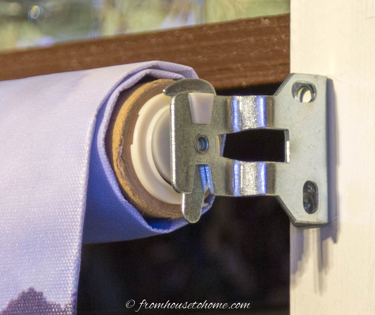 Roller shade bracket with the clip closed