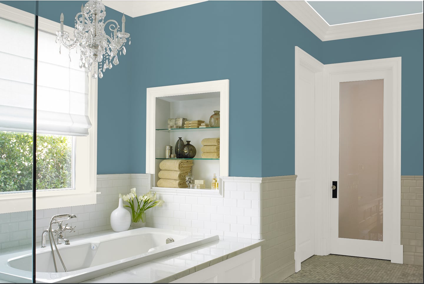 A bathroom painted in Dunn Edwards Skipping Stones