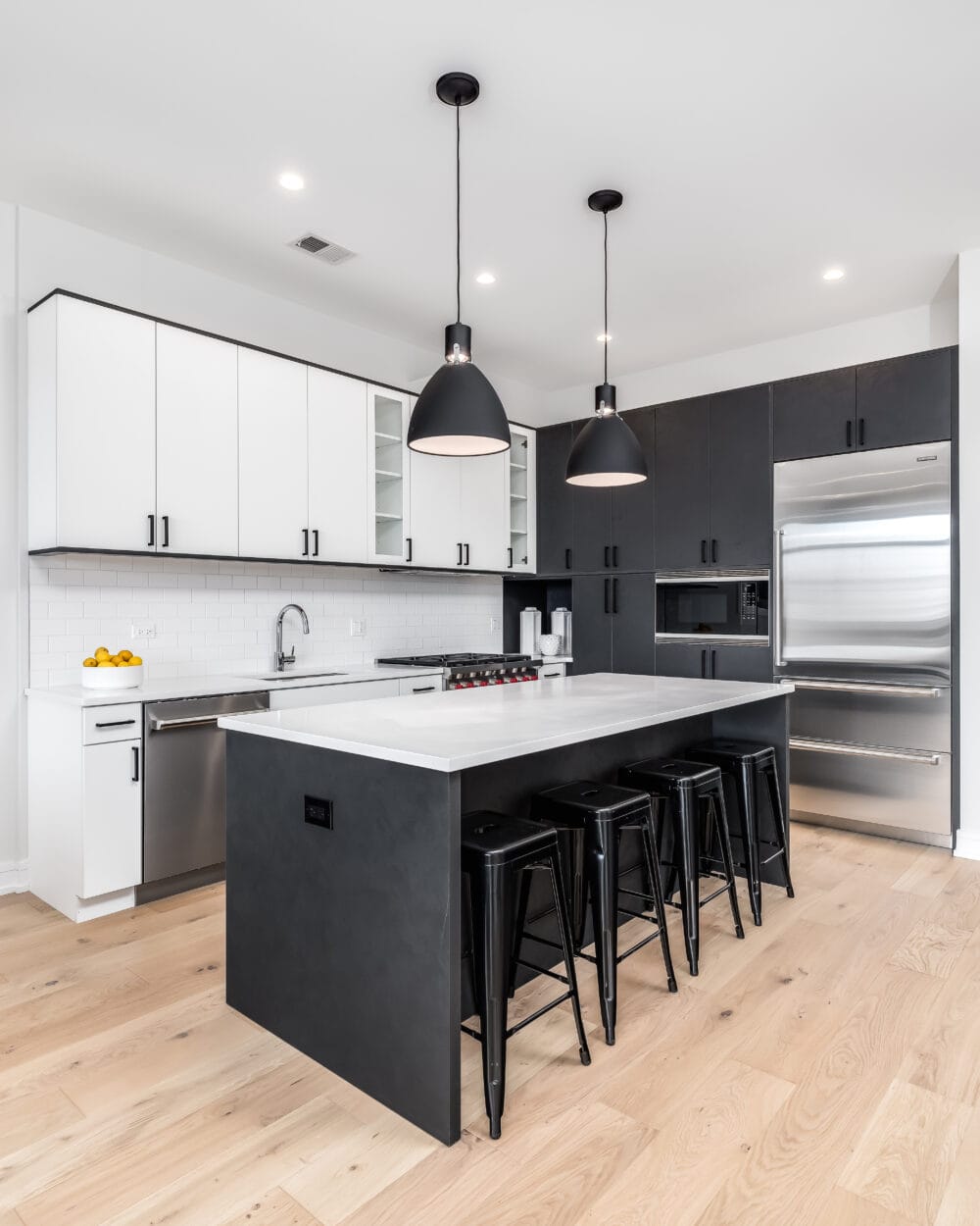 18 Stunning Black And White Kitchen Designs