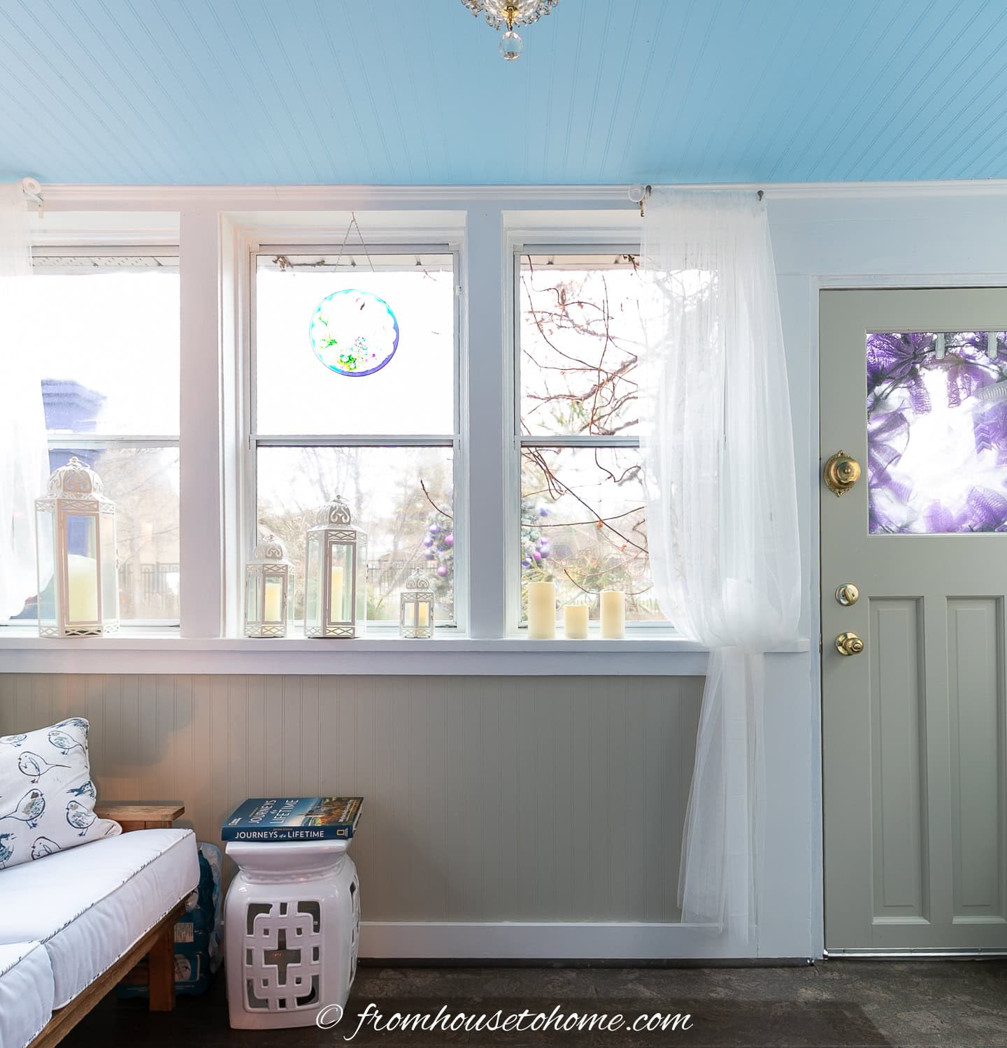 blue beardboard on the ceiling in a sun room