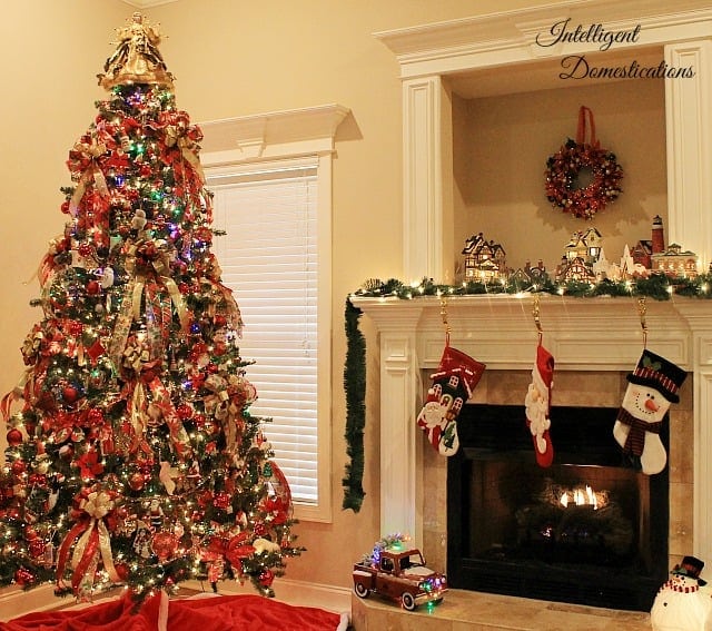 christmas tree decorated with ribbons and bows