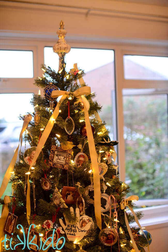 how to create a unified look on an eclectic christmas tree