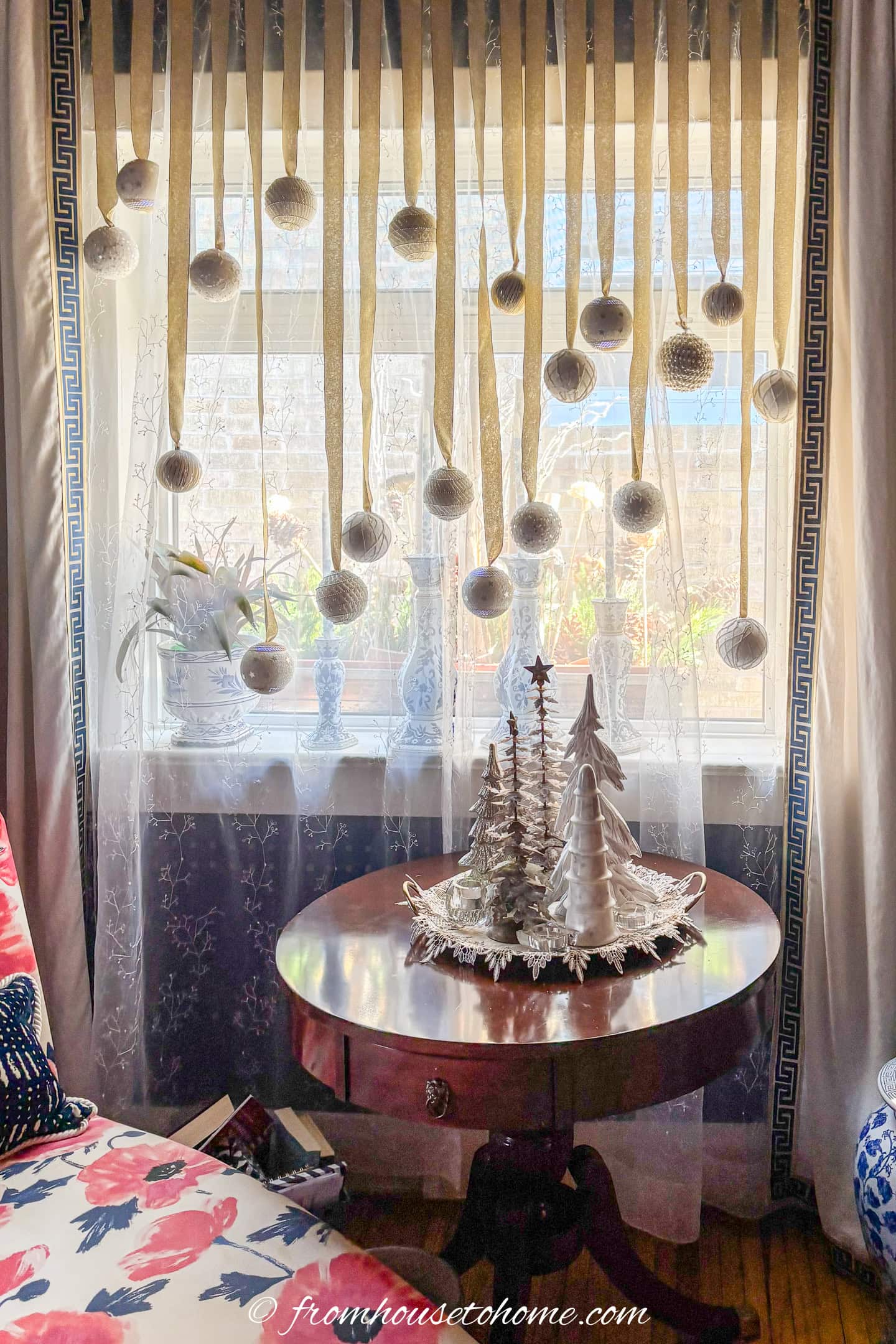 christmas window dressing ideas Blue, White And Gold Decor RD-03.31.26 Tamanho:L backless loafers mens sold Living room