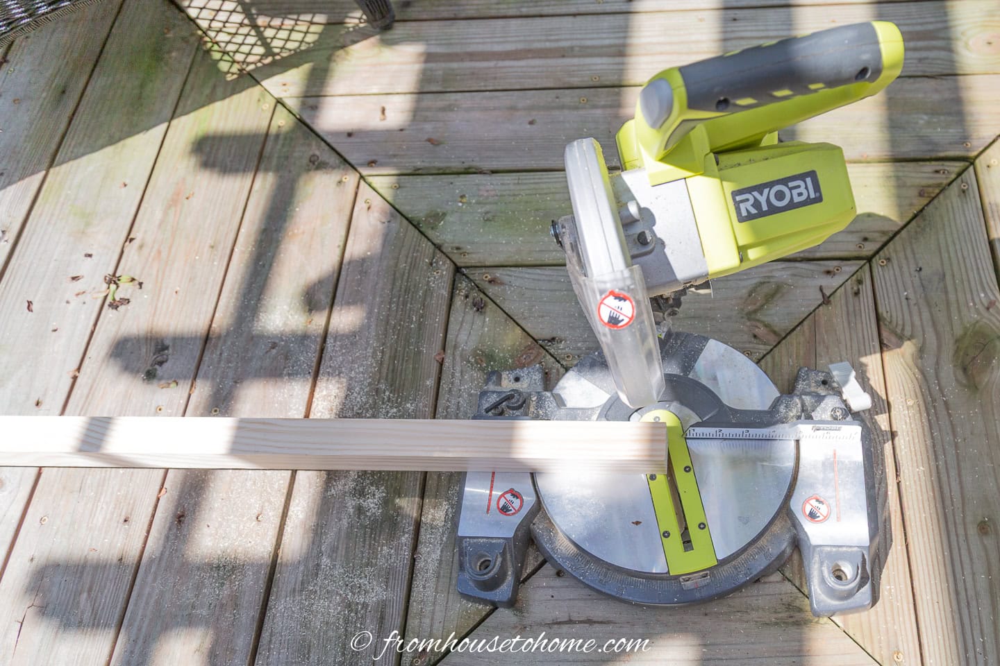 Cut the bottom of the 2 long boards